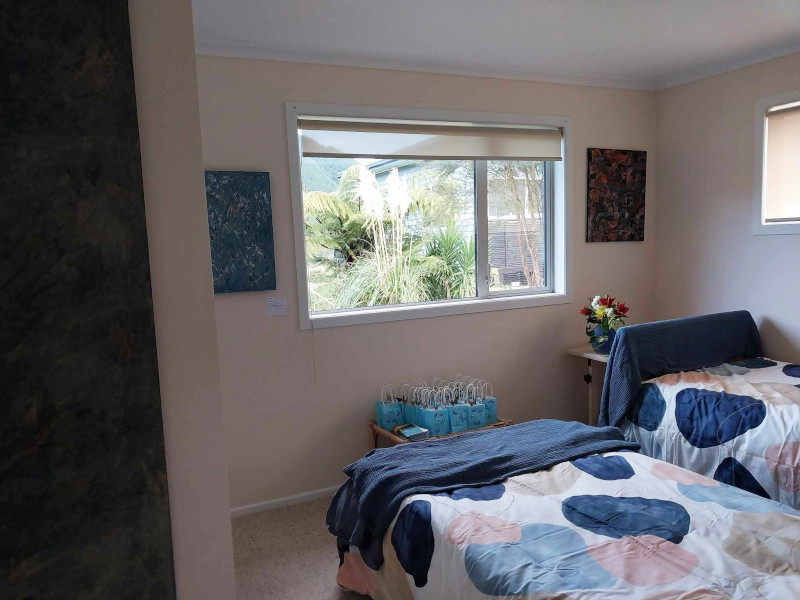 Bedroom with 2 single beds